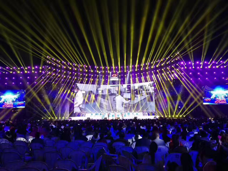 娱乐演进场合基本舞台灯光配备简析 娱乐演进场合基本舞台灯光配备简析