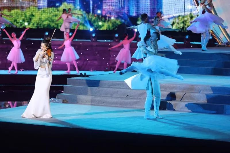 《有朋自远方来》焰火灯光秀艺术演出再现“上合之光” 《有朋自远方来》焰火灯光秀艺术演出再现“上合之光”